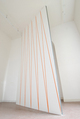Michael Just, Vertical / diagonal (white - orange), 2007, Drywall, metal, enamel, 730 x 380 cm, Photo : Archiv, 